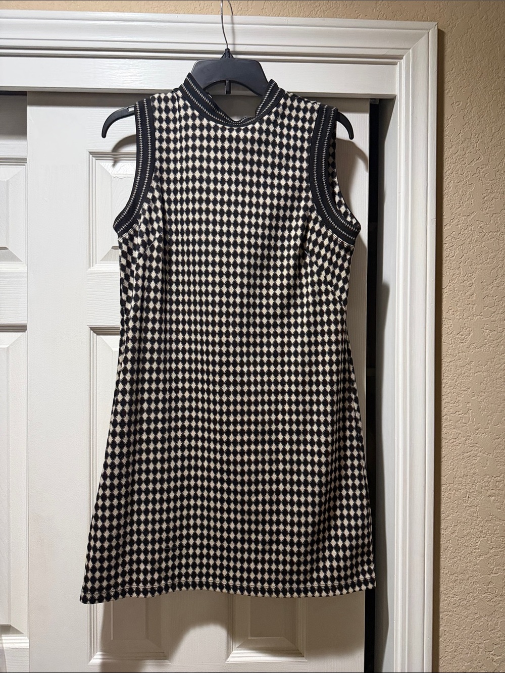 Max Studio Black and White Sleeveless Geometric Shift Dress